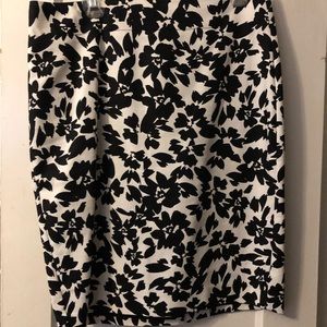 Loft black and white floral skirt, size 10